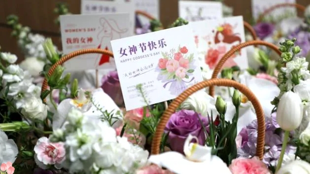 工会举办三八妇女节花艺沙龙